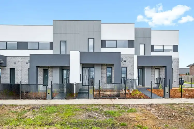 2 Vendeen Walk, Clyde North VIC 3978