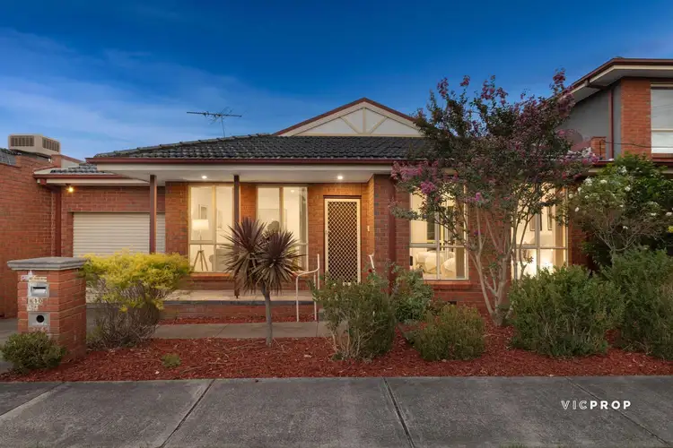 10 Iona Street, Clayton VIC 3168