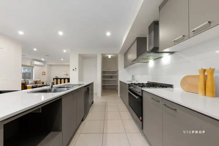 Fifth view of Homely house listing, 10 Seabreezer Place, Sanctuary Lakes VIC 3030