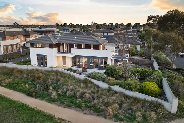34 Signature Boulevard, Sanctuary Lakes VIC 3030
