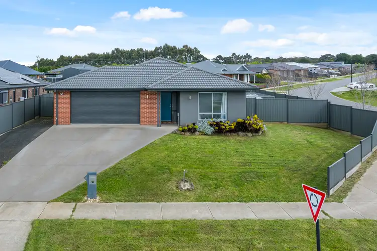 66 Metcalfe Drive, Romsey VIC 3434