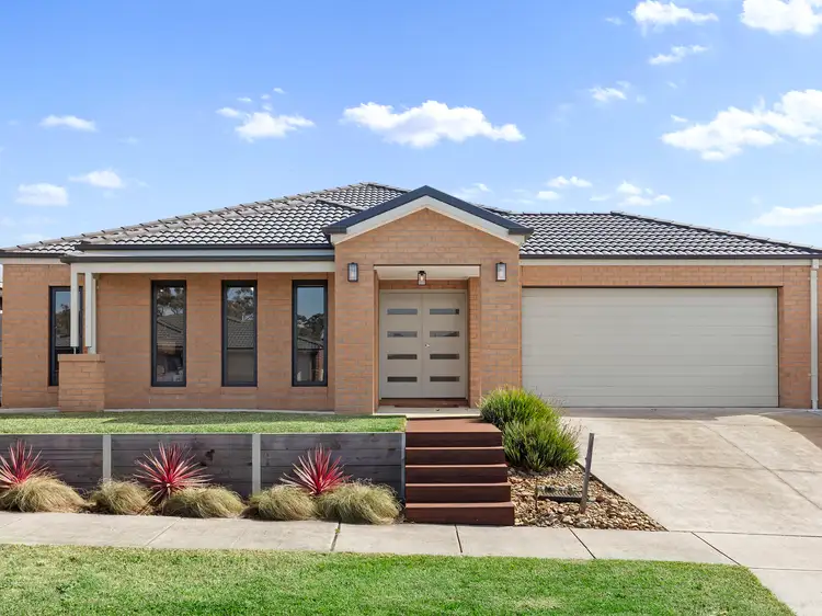 18 Streeton Way