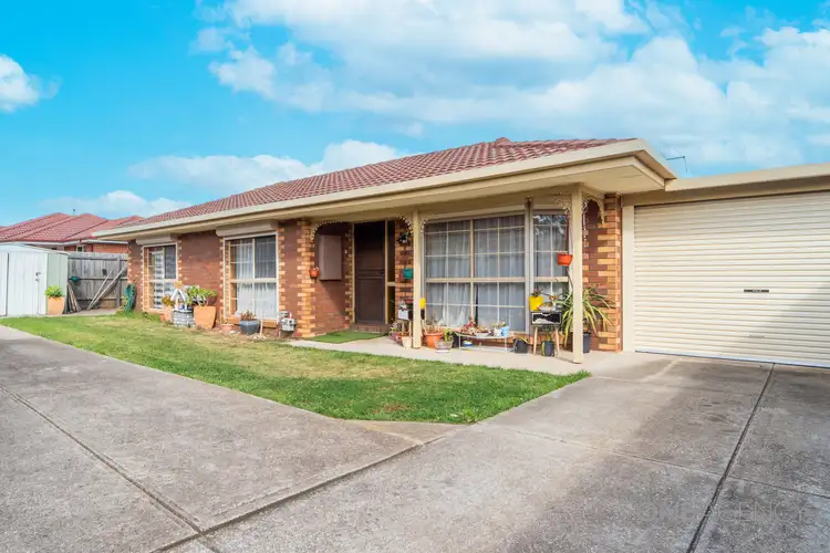 2/11 Phillip Street, Melton South VIC 3338