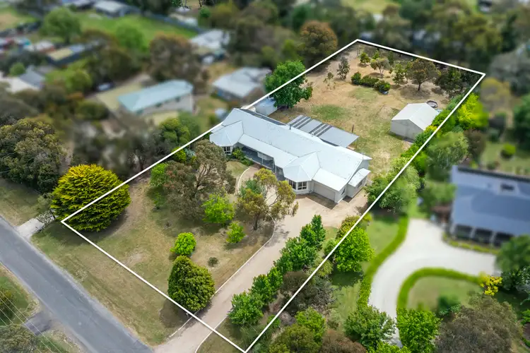 24 Newnham Drive, Romsey VIC 3434