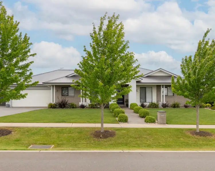 52 Greenfields Boulevard, Romsey VIC 3434