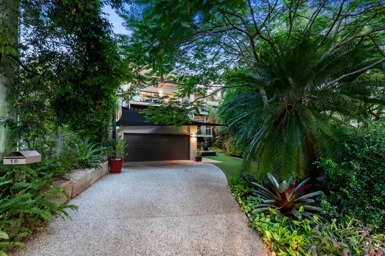 18 Mervyn Grove, St Lucia QLD 4067