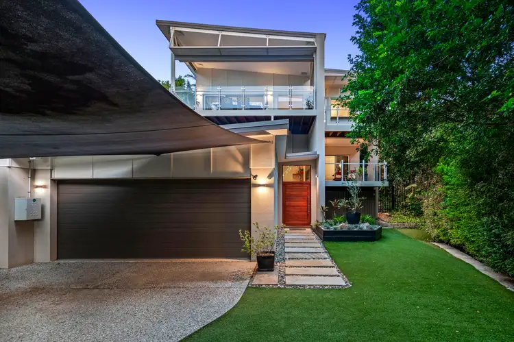 18 Mervyn Grove, St Lucia QLD 4067