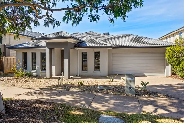 9 Beachview Parade, Sanctuary Lakes VIC 3030