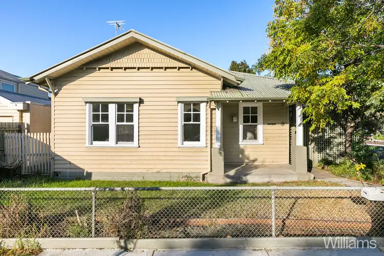 2 Effingham Road, Newport VIC 3015