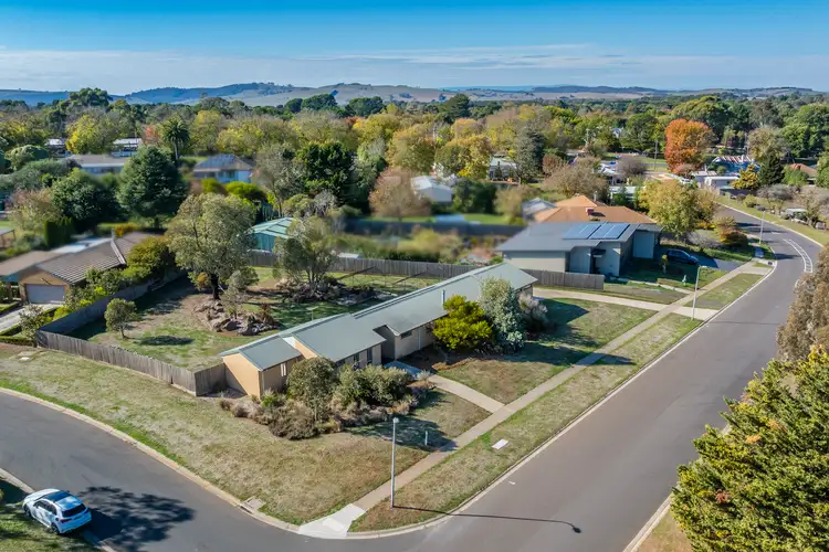 6 Robb Drive, Romsey VIC 3434