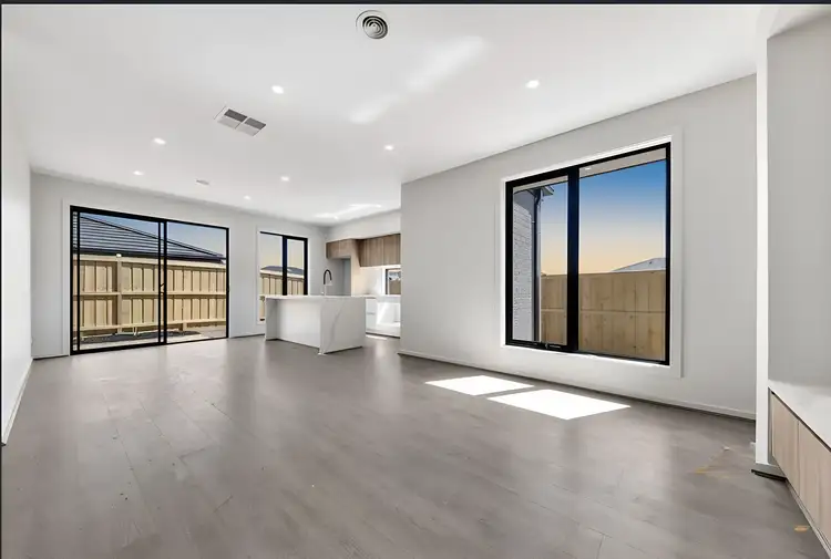 31 Hanover Circuit, Melton South VIC 3338