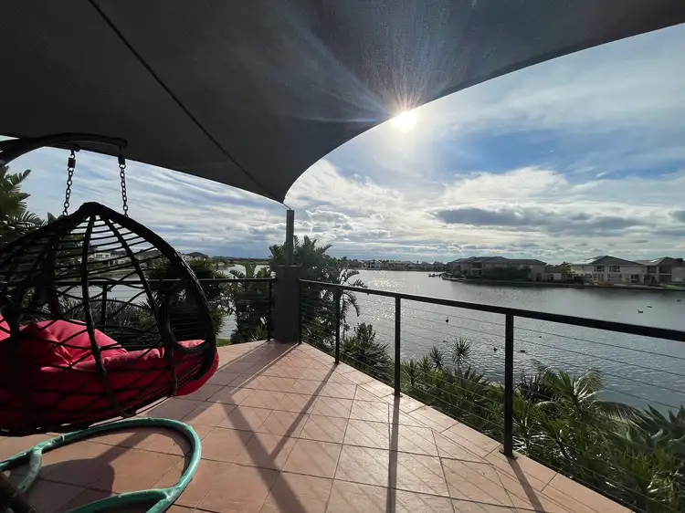 21 Pelican Point Road, Sanctuary Lakes VIC 3030