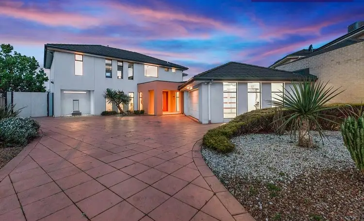21 Pelican Point Road, Sanctuary Lakes VIC 3030