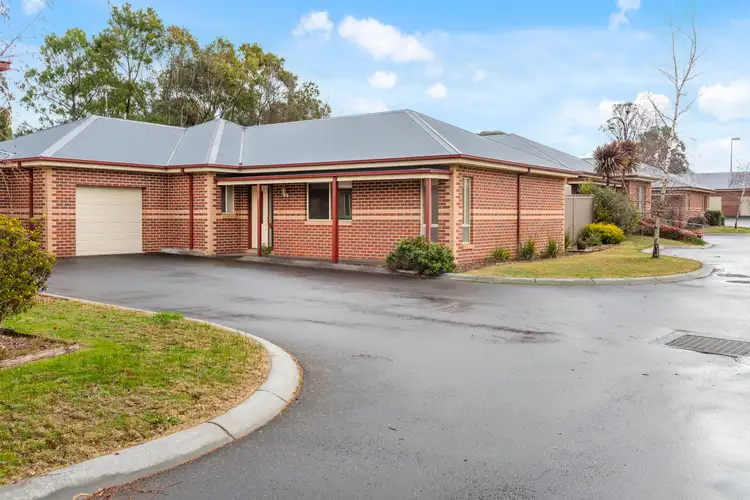 2/128 Barry Street, Romsey VIC 3434