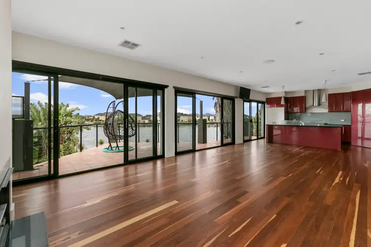 21 Pelican Point Road, Sanctuary Lakes VIC 3030