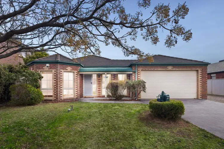 5 Cobblestone Green, Caroline Springs VIC 3023