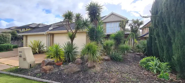 19 Lowess Lane, Sanctuary Lakes VIC 3030