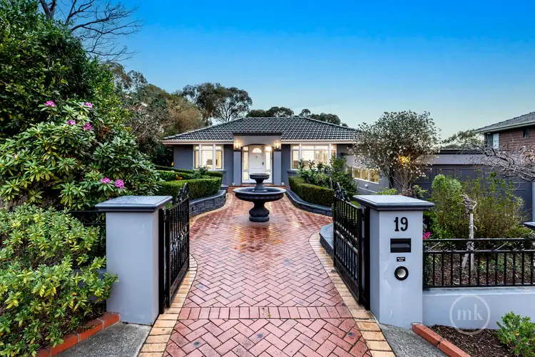 19 Warriparri Crescent, Greensborough VIC 3088