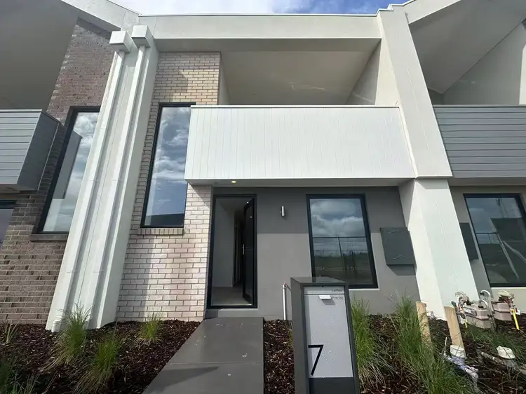 7 Locanda Walk, Clyde North VIC 3978