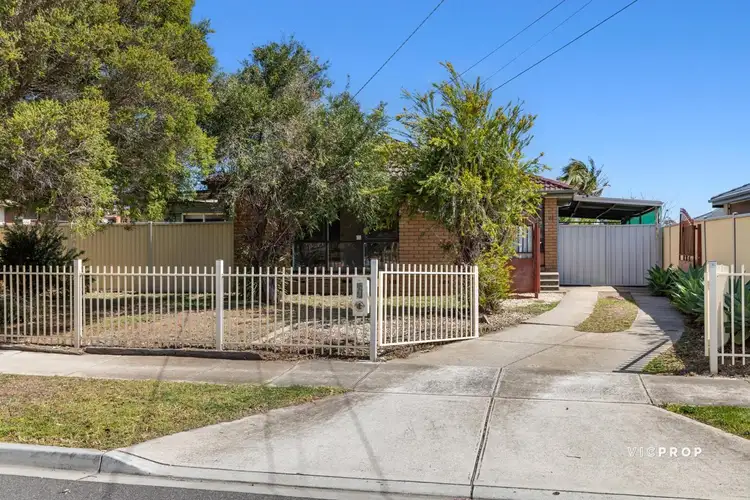 24 Glenmaggie Drive, St Albans VIC 3021