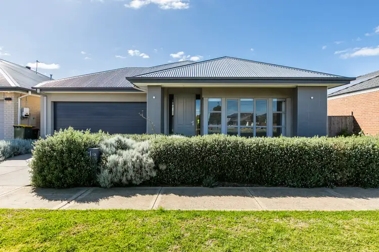 33 Rondo Drive, Manor Lakes VIC 3024
