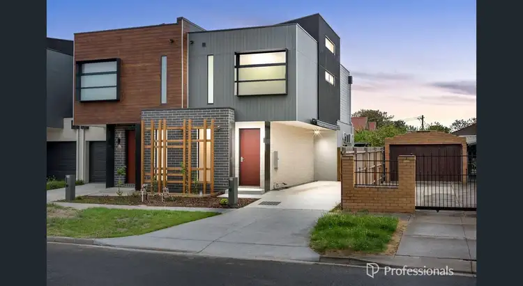 33 Burns Avenue, Clayton South VIC 3169