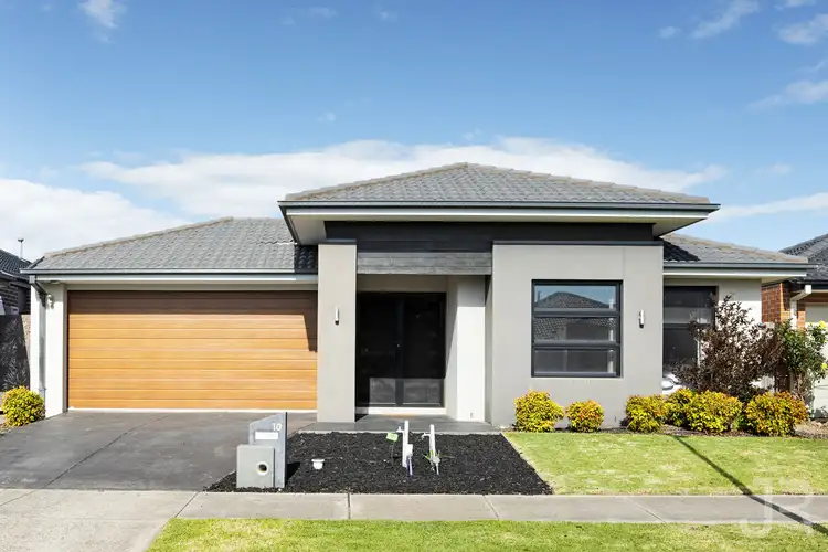 10 Carlyle Crescent, Clyde North VIC 3978