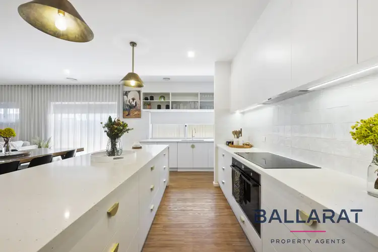 8 Hutchinson Drive, Lucas VIC 3350