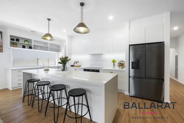 8 Hutchinson Drive, Lucas VIC 3350