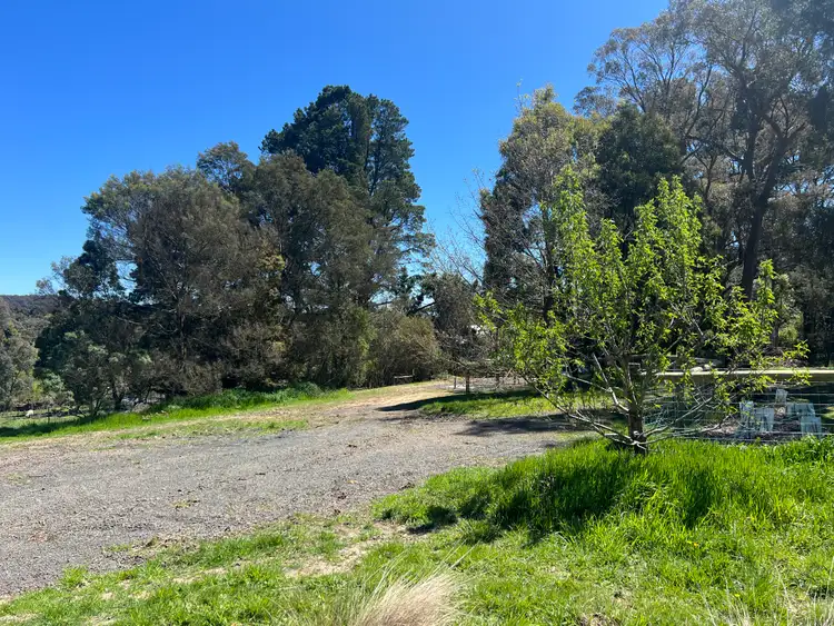 6 Mahoneys Road, Woodend VIC 3442