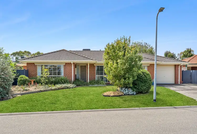 16 Settlers Way