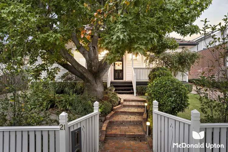21 Deakin Street