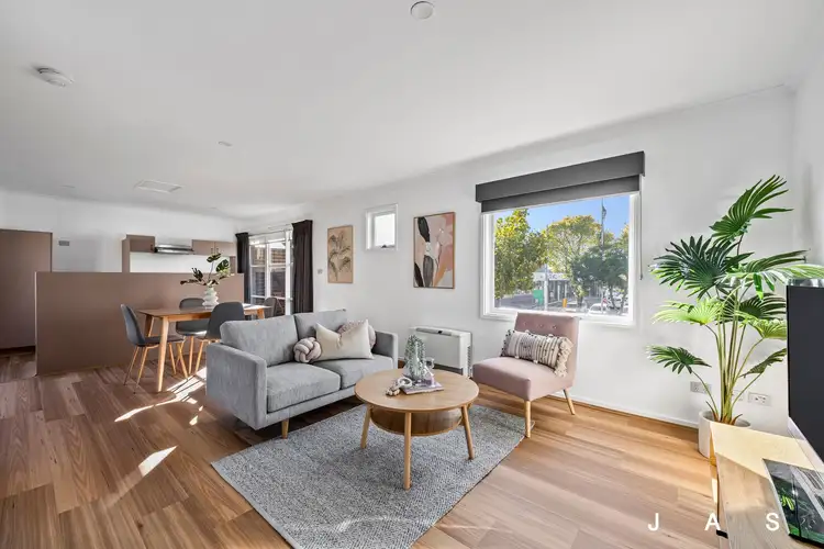 379 Racecourse Road