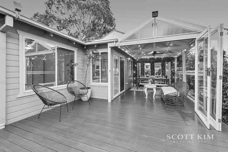 16 White Avenue