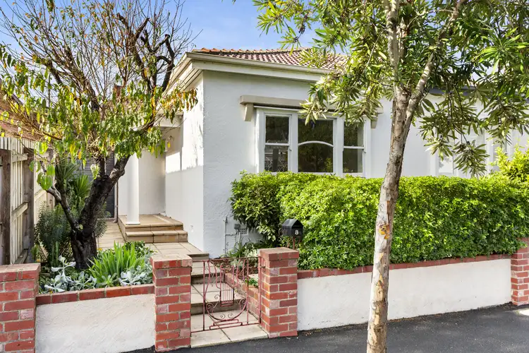 8 Thomas Street South