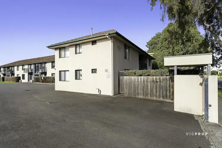 9 Churchill Avenue