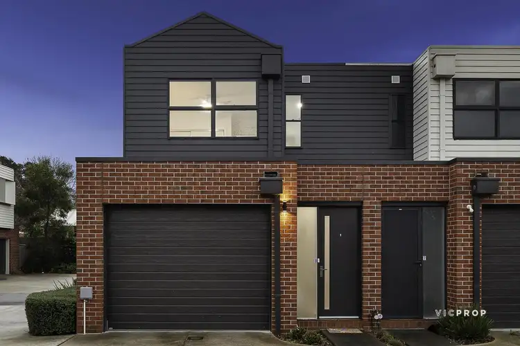 8 Lucinley Close