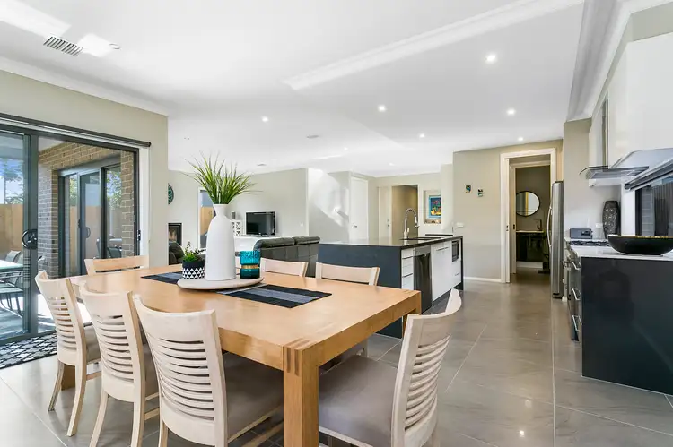 2 Chatfield Avenue, Rosebud West VIC 3940