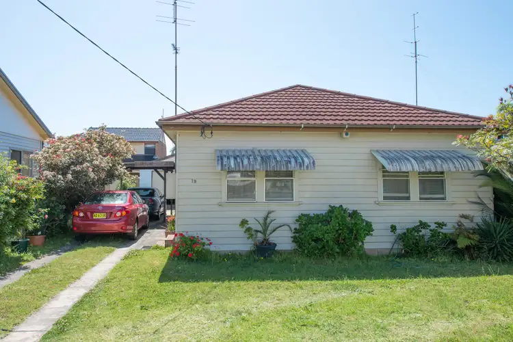 19 Peterborough Avenue, Lake Illawarra NSW 2528