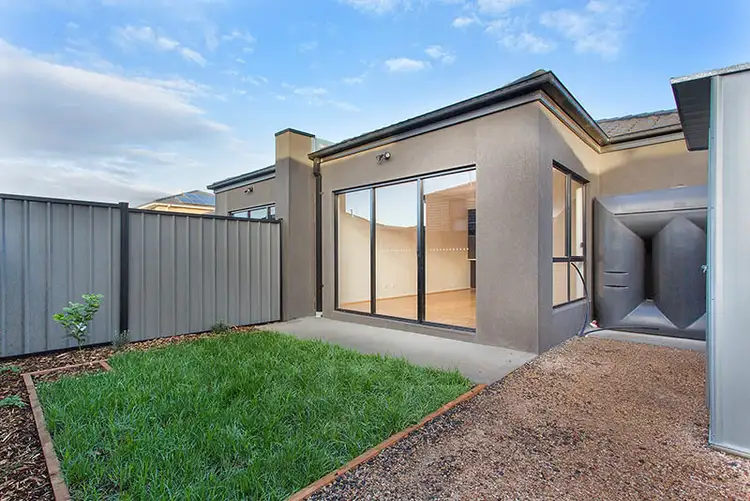 1 /52 Springleaf Road, Tarneit VIC 3029