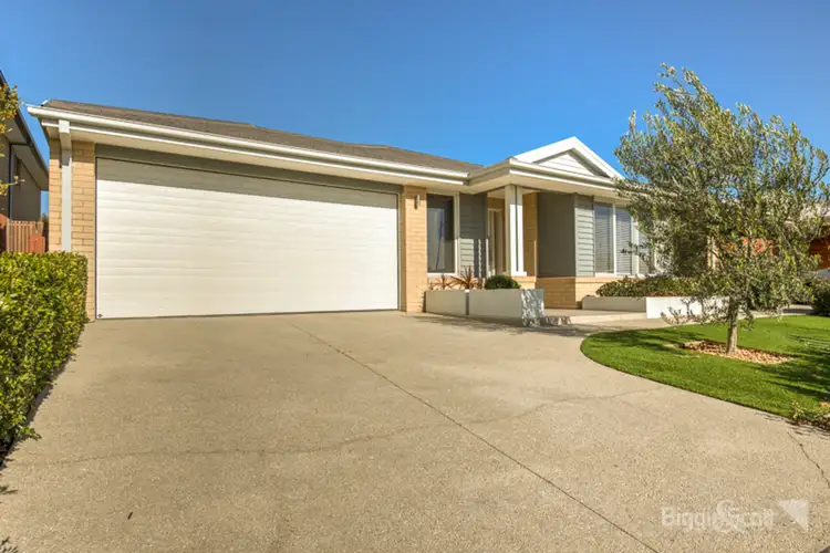 19 Bathgate Crescent, Cranbourne East VIC 3977