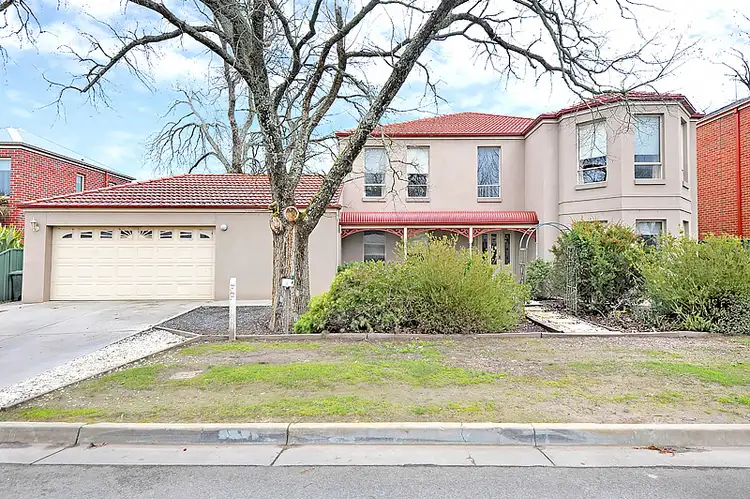 9 McPhie Place, Lake Gardens VIC 3355