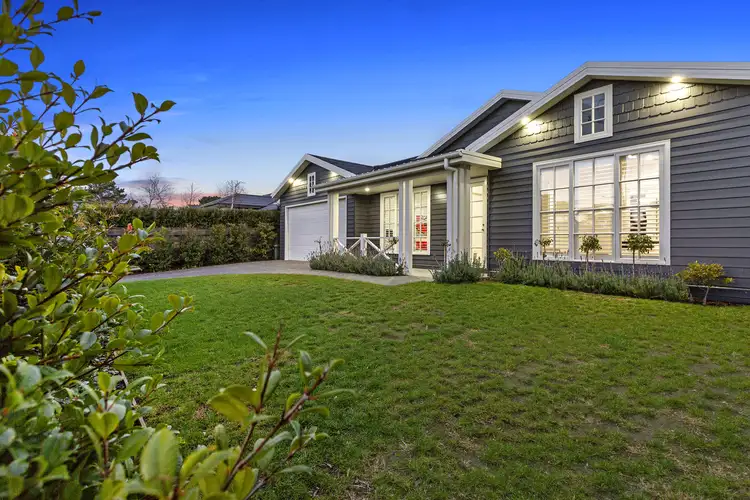 10 Camborne Avenue, Mount Eliza VIC 3930