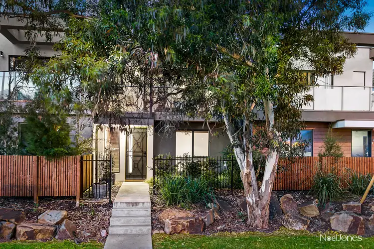 27 Lithgow Way, Mooroolbark VIC 3138