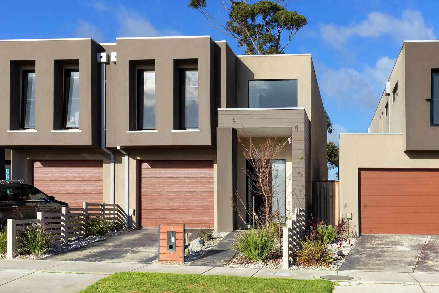Main view of Homely townhouse listing, 39 Willow Glen Boulevard, Cranbourne VIC 3977