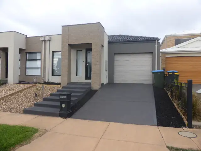 Main view of Homely townhouse listing, 2/3 Ponsford Drive, Point Cook VIC 3030