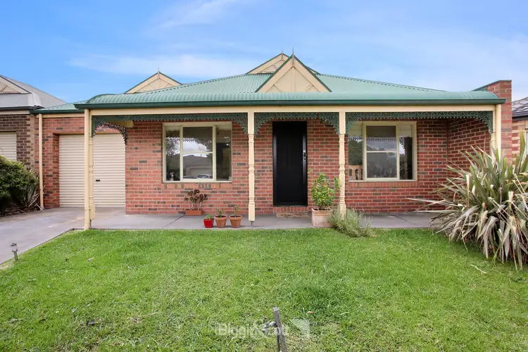 8 Manor Court, Cranbourne East VIC 3977