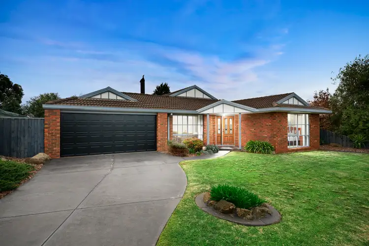 16 Clarendon Drive, Melton South VIC 3338