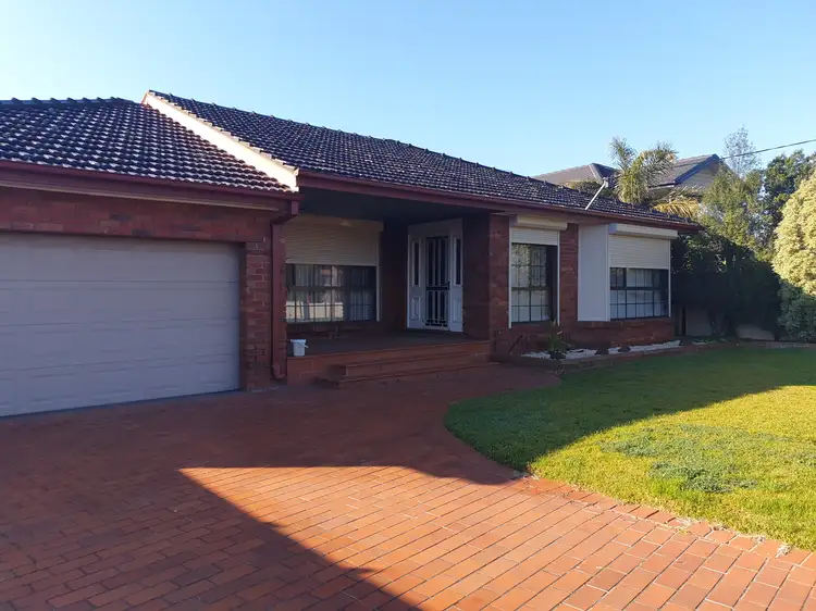 23 Paul Crescent