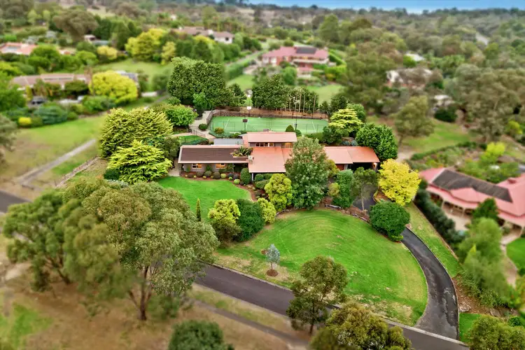 15 Lindon Strike Court, Research VIC 3095